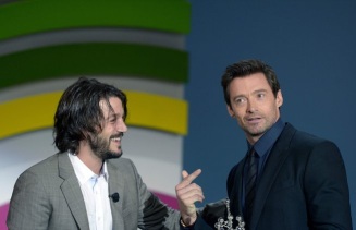 El actor recibió el premio de manos de su colega mexicano Diego Luna